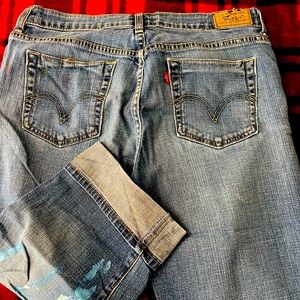Women Capri Levi’s Worn/Used